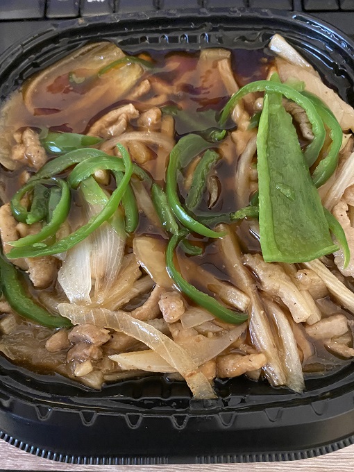 鉄鍋炒めのチンジャオロースー丼