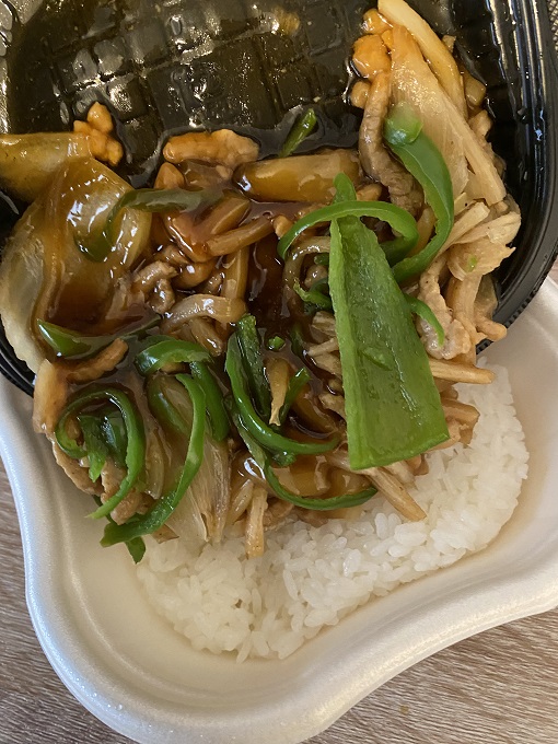 鉄鍋炒めのチンジャオロースー丼