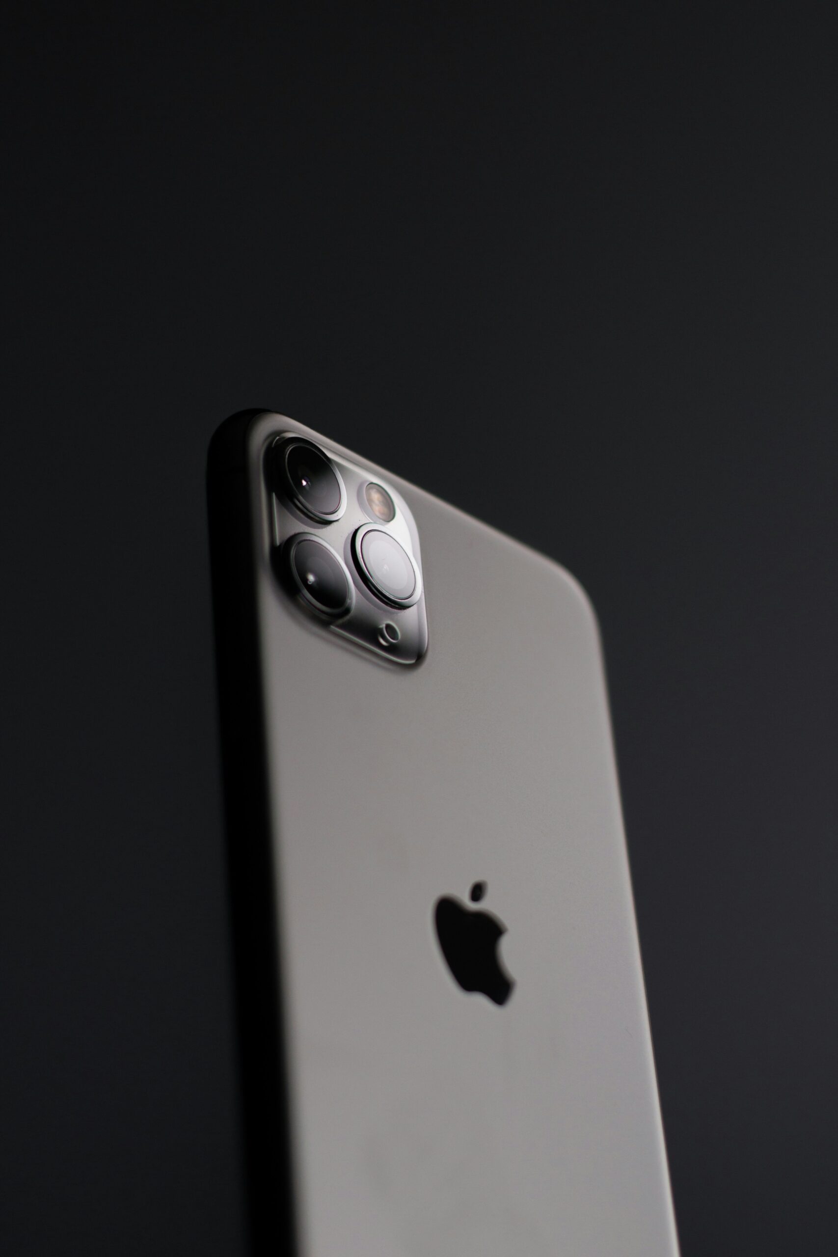 もう落下が怖くない！透明ケースiFaceで守る最新iPhone